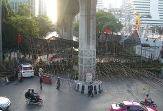barricade ploenchit.jpg